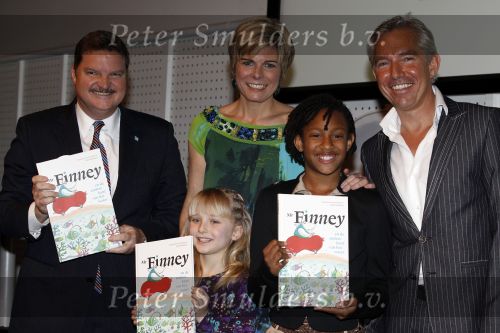 Blijdorp Rotterdam 2 februari 2011
Presentatie van het nieuwe boek van Prinses laurentien en Sieb Posthuma in dierentuin Blijdorp. Prins Constantijn en hun kinderen Eloise Claus Cazimir en Leonore.
Peter Smulders bv