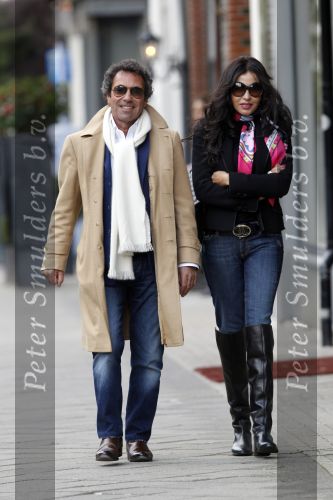 Amsterdam 27 januari 2011
Ronny Rosenbaum met zijn nieuwe vriendin op de cornelis schuytstraat.
Peter Smulders bv
