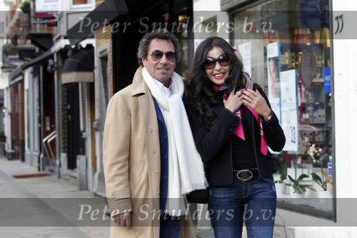 Amsterdam 27 januari 2011
Ronny Rosenbaum met zijn nieuwe vriendin op de cornelis schuytstraat.
Peter Smulders bv