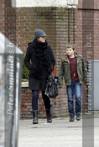 Amsterdam 15 januari 2011
Susan Visser laat samen met haar zoon de hond uit.
Peter Smulders bv