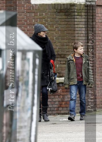 Amsterdam 15 januari 2011
Susan Visser laat samen met haar zoon de hond uit.
Peter Smulders bv