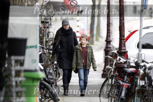 Amsterdam 15 januari 2011
Susan Visser laat samen met haar zoon de hond uit.
Peter Smulders bv