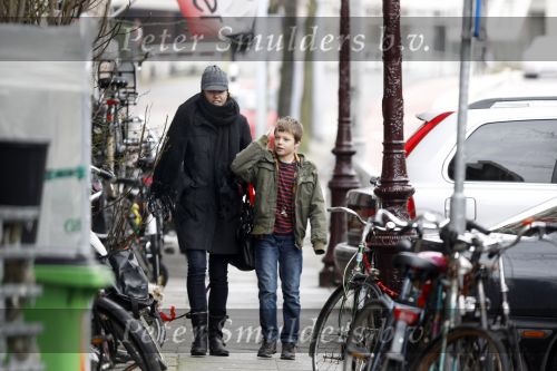 Amsterdam 15 januari 2011
Susan Visser laat samen met haar zoon de hond uit.
Peter Smulders bv