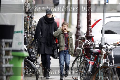 Amsterdam 15 januari 2011
Susan Visser laat samen met haar zoon de hond uit.
Peter Smulders bv