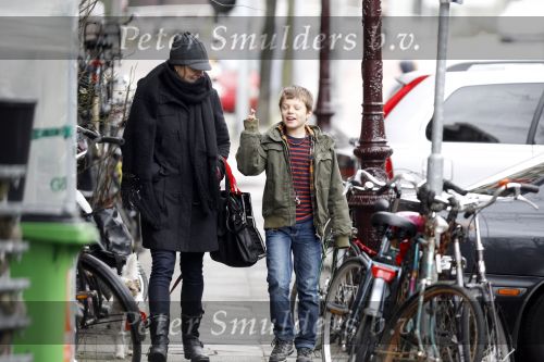 Amsterdam 15 januari 2011
Susan Visser laat samen met haar zoon de hond uit.
Peter Smulders bv