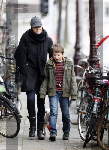 Amsterdam 15 januari 2011
Susan Visser laat samen met haar zoon de hond uit.
Peter Smulders bv