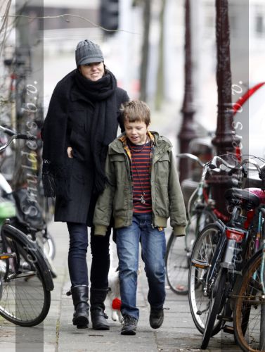 Amsterdam 15 januari 2011
Susan Visser laat samen met haar zoon de hond uit.
Peter Smulders bv
