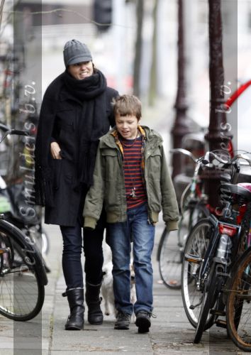 Amsterdam 15 januari 2011
Susan Visser laat samen met haar zoon de hond uit.
Peter Smulders bv