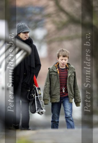 Amsterdam 15 januari 2011
Susan Visser laat samen met haar zoon de hond uit.
Peter Smulders bv