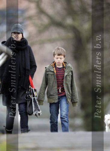 Amsterdam 15 januari 2011
Susan Visser laat samen met haar zoon de hond uit.
Peter Smulders bv