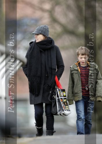 Amsterdam 15 januari 2011
Susan Visser laat samen met haar zoon de hond uit.
Peter Smulders bv