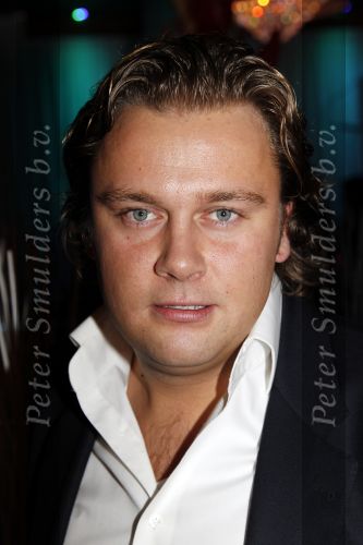 Uitgeest 17 januari 2011
Nieuwjaarsreceptie Henk Geels in Bobs saloon. Wesley Bronkhorst met Buddha to Buddha armband
Peter Smulders bv