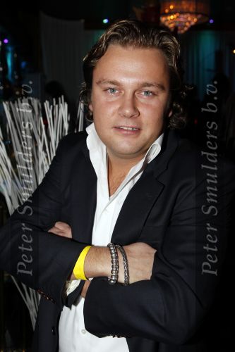 Uitgeest 17 januari 2011
Nieuwjaarsreceptie Henk Geels in Bobs saloon. Wesley Bronkhorst met Buddha to Buddha armband
Peter Smulders bv