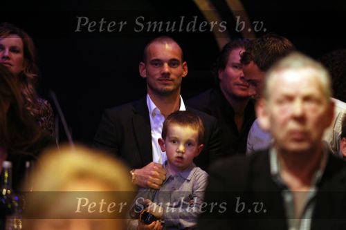 Hilversum 30 januari 2011
Yolanthe Sneijder Cabau presenteert het nationale songfestival en Wesley en Jessey Sneijder kijken trots toe.
Peter Smulders bv