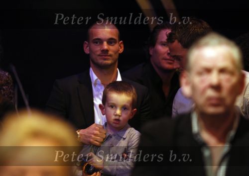 Hilversum 30 januari 2011
Yolanthe Sneijder Cabau presenteert het nationale songfestival en Wesley en Jessey Sneijder kijken trots toe.
Peter Smulders bv
