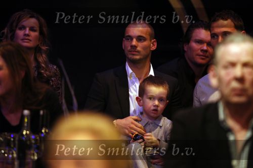 Hilversum 30 januari 2011
Yolanthe Sneijder Cabau presenteert het nationale songfestival en Wesley en Jessey Sneijder kijken trots toe.
Peter Smulders bv