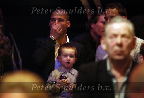 Hilversum 30 januari 2011
Yolanthe Sneijder Cabau presenteert het nationale songfestival en Wesley en Jessey Sneijder kijken trots toe.
Peter Smulders bv