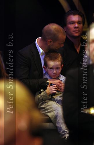 Hilversum 30 januari 2011
Yolanthe Sneijder Cabau presenteert het nationale songfestival en Wesley en Jessey Sneijder kijken trots toe.
Peter Smulders bv