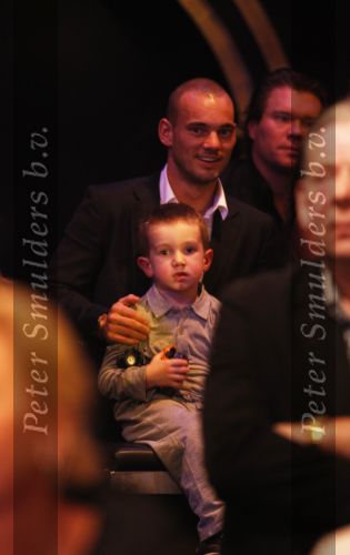 Hilversum 30 januari 2011
Yolanthe Sneijder Cabau presenteert het nationale songfestival en Wesley en Jessey Sneijder kijken trots toe.
Peter Smulders bv