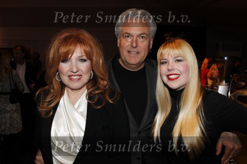 Amsterdam 28 januari 2011
Modeshow van Monique Collignon op de amsterdam fashion week. Yvonne Keeley met dochter Roxy en Hans Vervat
Peter Smulders bv