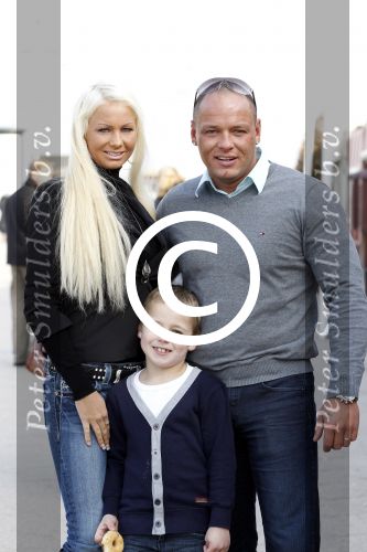 Scheveningen 29 januari 2012
Barbie van oh oh cherso zwanger met vriend en zijn zoon op de boulevard in scheveningen.
Peter Smulders bv