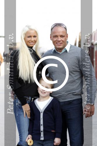 Scheveningen 29 januari 2012
Barbie van oh oh cherso zwanger met vriend en zijn zoon op de boulevard in scheveningen.
Peter Smulders bv
