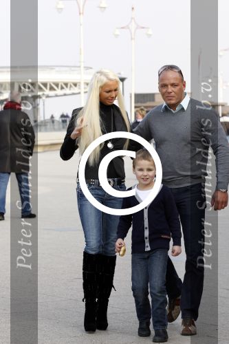 Scheveningen 29 januari 2012
Barbie van oh oh cherso zwanger met vriend en zijn zoon op de boulevard in scheveningen.
Peter Smulders bv