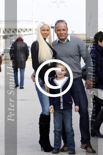 Scheveningen 29 januari 2012
Barbie van oh oh cherso zwanger met vriend en zijn zoon op de boulevard in scheveningen.
Peter Smulders bv