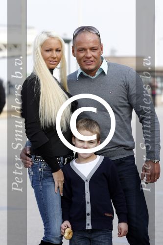 Scheveningen 29 januari 2012
Barbie van oh oh cherso zwanger met vriend en zijn zoon op de boulevard in scheveningen.
Peter Smulders bv