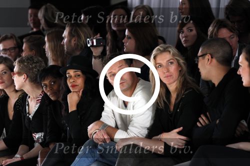 Amsterdam 28 januari 2012
modeshow Custo op de IAFW met oa aanwezig Martijn en Amanda Krabbe met hun dochters. Batul Looman met vriendin
Peter Smulders bv