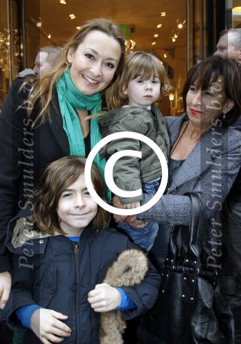 Amsterdam 21 januari 2012
Premiere de muppets in Tuschinski. Cynthia Abma met moeder en kinderen
Peter Smulders bv