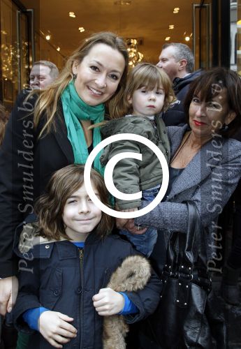 Amsterdam 21 januari 2012
Premiere de muppets in Tuschinski. Cynthia Abma met moeder en kinderen
Peter Smulders bv