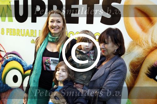 Amsterdam 21 januari 2012
Premiere de muppets in Tuschinski. Cynthia Abma met moeder en kinderen
Peter Smulders bv