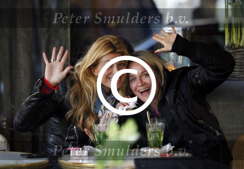 Amsterdam 17 januari 2012
Carlijn de Vries en Estelle Gullit op terras.
Peter Smulders bv