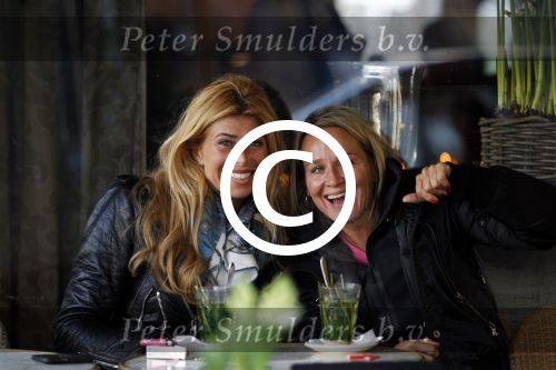 Amsterdam 17 januari 2012
Carlijn de Vries en Estelle Gullit op terras.
Peter Smulders bv
