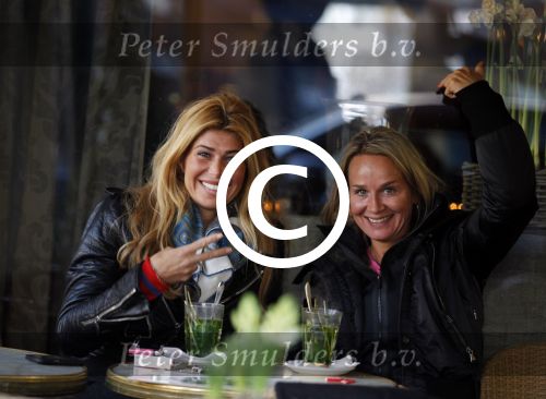 Amsterdam 17 januari 2012
Carlijn de Vries en Estelle Gullit op terras.
Peter Smulders bv