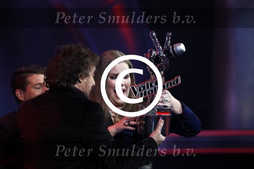 Hilversum 20 januari 2012
Iris Kroes wint de finale van the voice of holland in studio 22. Iris en Chris Hordijk met Nick en Simon en Wendy v Dijk en Martijn Krabbe
Peter Smulders bv