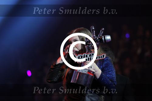 Hilversum 20 januari 2012
Iris Kroes wint de finale van the voice of holland in studio 22. Iris en Chris Hordijk met Nick en Simon en Wendy v Dijk en Martijn Krabbe
Peter Smulders bv
