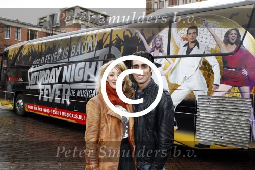 Amsterdam 19 januari 2012
Noortje Herlaar en Joey Ferre bij de bus van saturdau night fever.
Peter Smulders bv