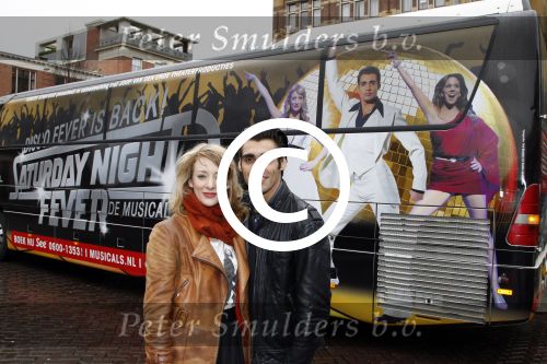 Amsterdam 19 januari 2012
Noortje Herlaar en Joey Ferre bij de bus van saturdau night fever.
Peter Smulders bv