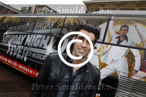 Amsterdam 19 januari 2012
Noortje Herlaar en Joey Ferre bij de bus van saturdau night fever.
Peter Smulders bv