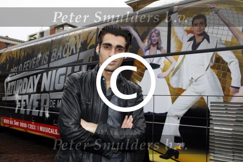 Amsterdam 19 januari 2012
Noortje Herlaar en Joey Ferre bij de bus van saturdau night fever.
Peter Smulders bv