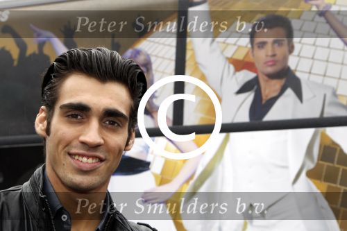 Amsterdam 19 januari 2012
Noortje Herlaar en Joey Ferre bij de bus van saturdau night fever.
Peter Smulders bv