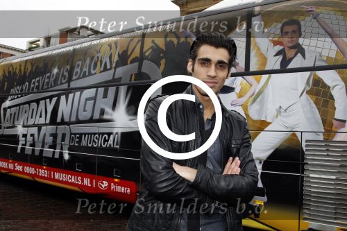 Amsterdam 19 januari 2012
Noortje Herlaar en Joey Ferre bij de bus van saturdau night fever.
Peter Smulders bv