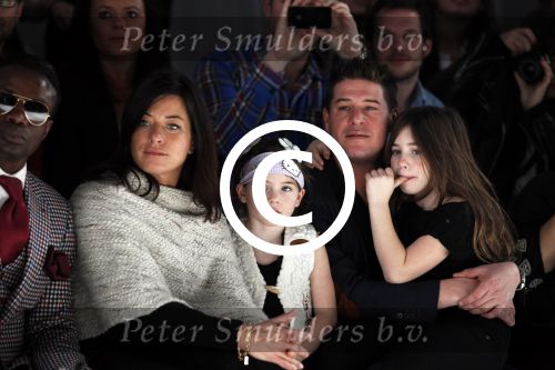 Amsterdam 28 januari 2012
modeshow Custo op de IAFW met oa aanwezig Martijn en Amanda Krabbe met hun dochters.
Peter Smulders bv