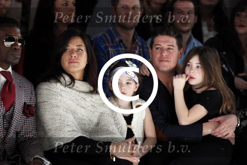 Amsterdam 28 januari 2012
modeshow Custo op de IAFW met oa aanwezig Martijn en Amanda Krabbe met hun dochters.
Peter Smulders bv