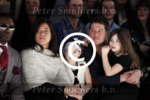 Amsterdam 28 januari 2012
modeshow Custo op de IAFW met oa aanwezig Martijn en Amanda Krabbe met hun dochters.
Peter Smulders bv