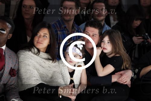 Amsterdam 28 januari 2012
modeshow Custo op de IAFW met oa aanwezig Martijn en Amanda Krabbe met hun dochters.
Peter Smulders bv