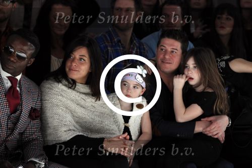 Amsterdam 28 januari 2012
modeshow Custo op de IAFW met oa aanwezig Martijn en Amanda Krabbe met hun dochters.
Peter Smulders bv