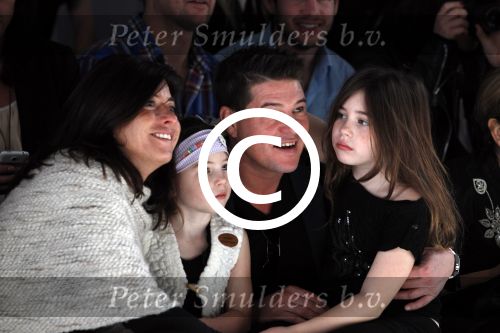 Amsterdam 28 januari 2012
modeshow Custo op de IAFW met oa aanwezig Martijn en Amanda Krabbe met hun dochters.
Peter Smulders bv
